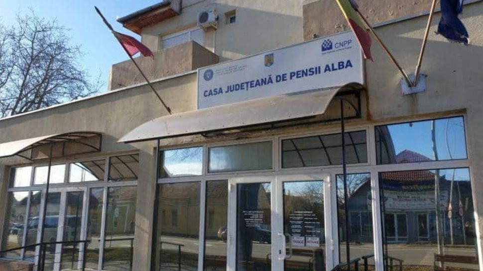 Clipe de panică la Casa de Pensii Alba. Zeci de persoane s-au autoevacuat după ce au simțit un miros puternic și înecăcios 