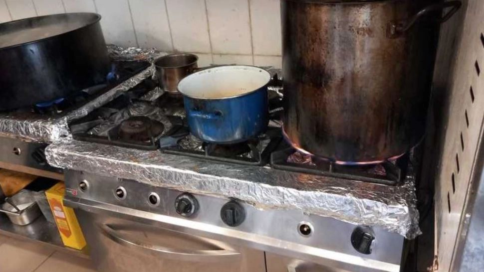 Frimă de catering, prinsă cu produse expirate și mizerie de nedescris în bucătărie. Livra mâncare în mai multe școli