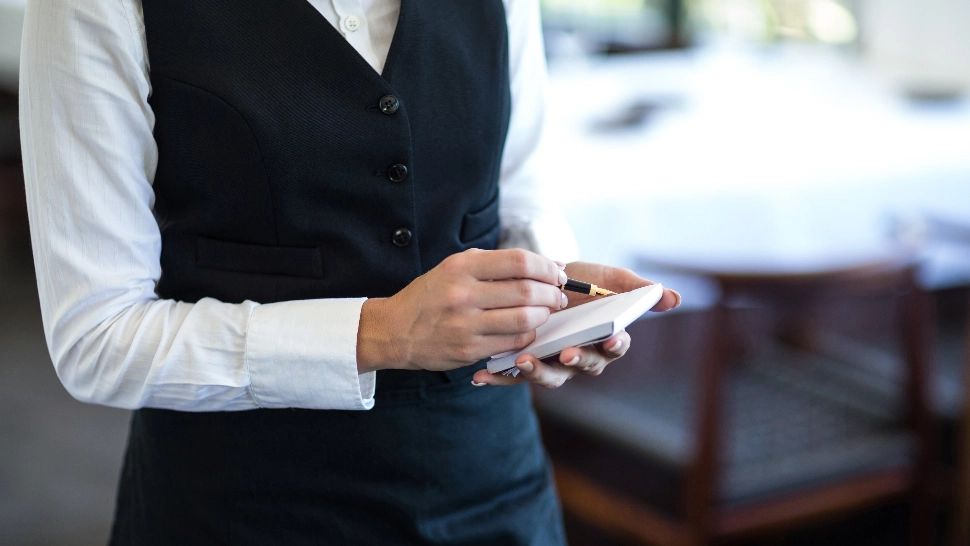 Reacția halucinantă a unui chelner nemulțumit că a primit bacșiș 500 de euro. Ce i-a făcut clientului său