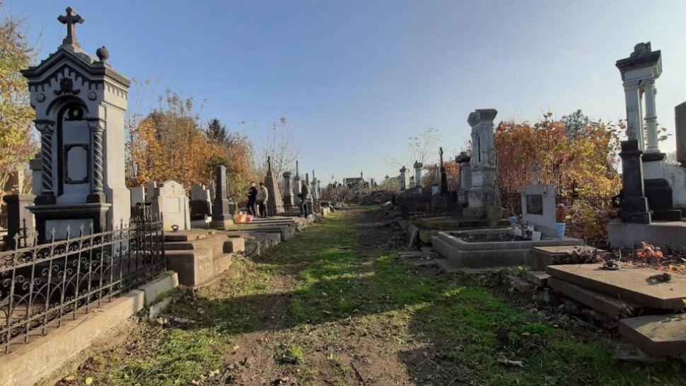 200 de morminte româneşti din cimitirul central al Cernăuţiului, scoase la licitație