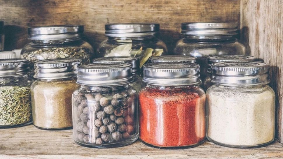 Acest condiment luptă împotriva cancerului. Poate fi folosit chiar și în deserturi și băuturi