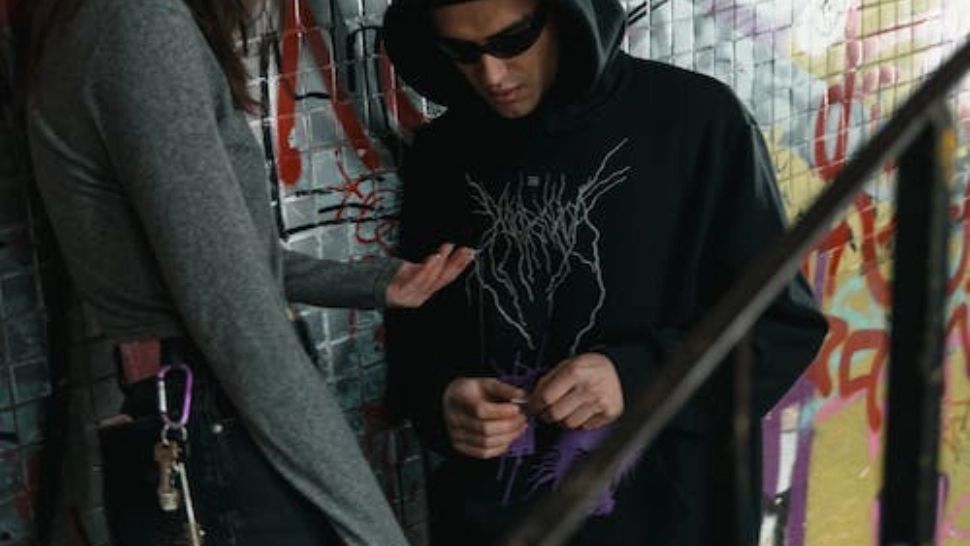 Unde duce creșterea de prețuri: trei sferturi dintre români ar cumpăra produse de pe piața neagră, pentru că sunt mai ieftine