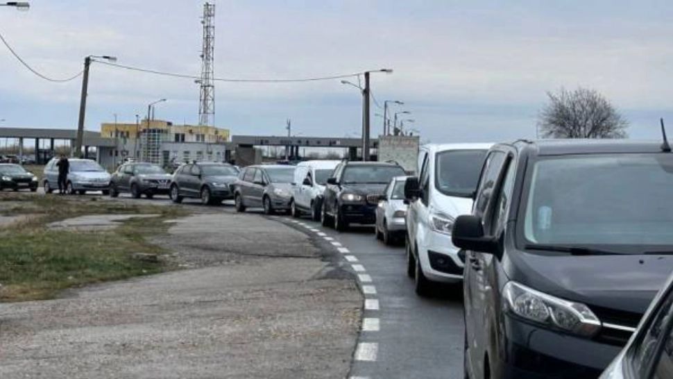 Nebunie la frontiera cu Ungaria. Cozi kilometrice după ce sistemul informatic din țara vecină s-a blocat - VIDEO