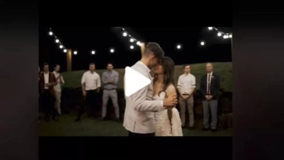 VIDEO – Părea un dans al mirilor minunat, însă mireasă a observat ceva ciudat sub rochie – Când s-a uitat, i s-a făcut rău