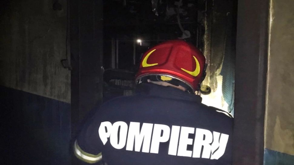 Incendiu într-un apartament din Buzău. O femeie a fost găsită carbonizată, iar o alta intoxicată cu monoxid de carbon