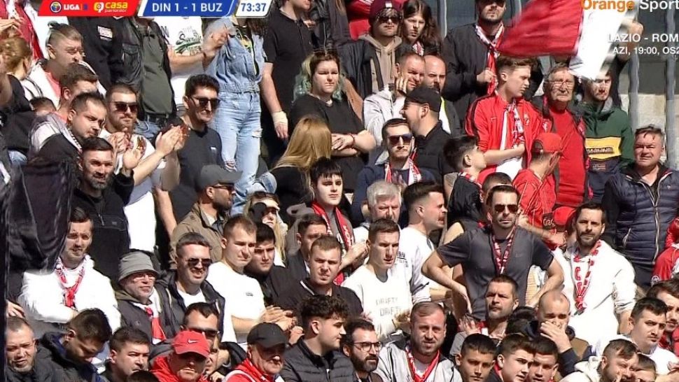Moment halucinant la meciul lui Dinamo. Crainicul stadionului le-a cerut fanilor mingea înapoi: "Ţinând cont de situaţia financiară a echipei, returnaţi mingea"