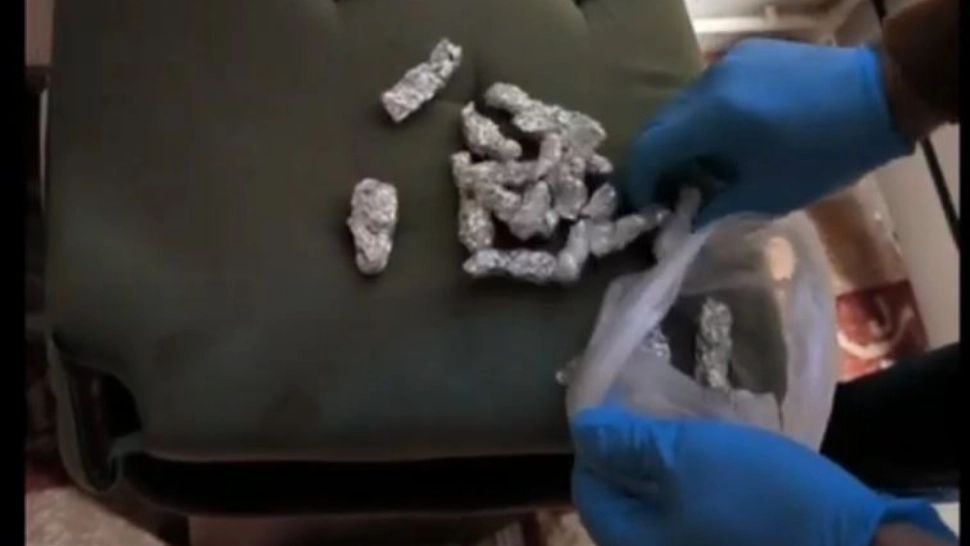 Droguri în școli. Șapte persoane reținute în dosarul grupării care distribuia stupefiante elevilor