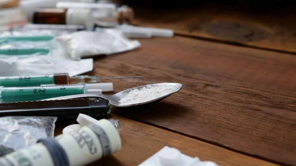 O bătrână dintr-un sat englezesc și-a șocat vecinii. Femeia s-a dovedit a fi un dealer de droguri! 