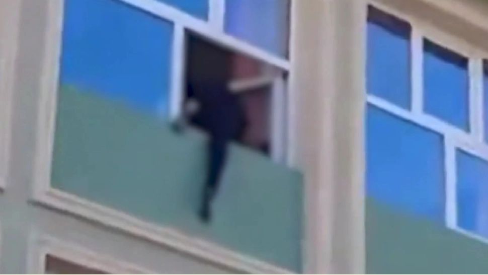 Incident revoltător la un liceu din Suceava. Elev cu dizabilități, urcat pe geam