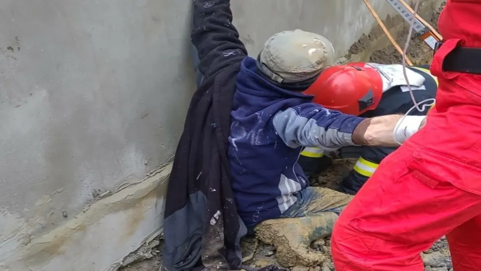 Bărbat prins sub un zid, în Mureș! Intervin pompierii - FOTO
