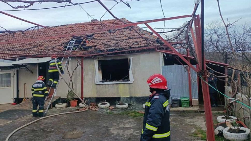 O mamă şi fiul ei au murit într-un incendiu izbucnit în dimineaţa zilei de 8 martie! Casa le-a fost mistuită de flăcări
