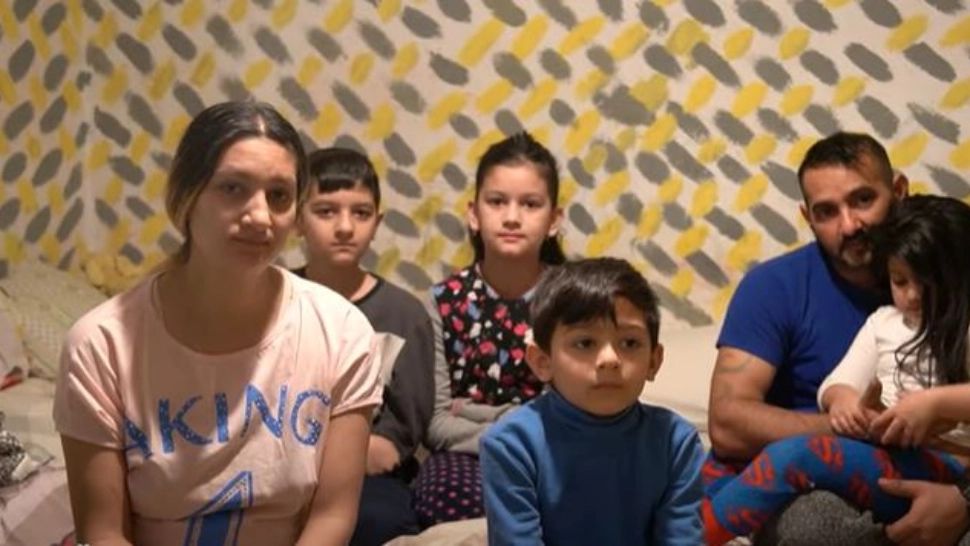 Familia cu 6 copii care locuiește într-un grajd improvizat - Împart între ei doar câteva felii de pâine pe care le au în casă