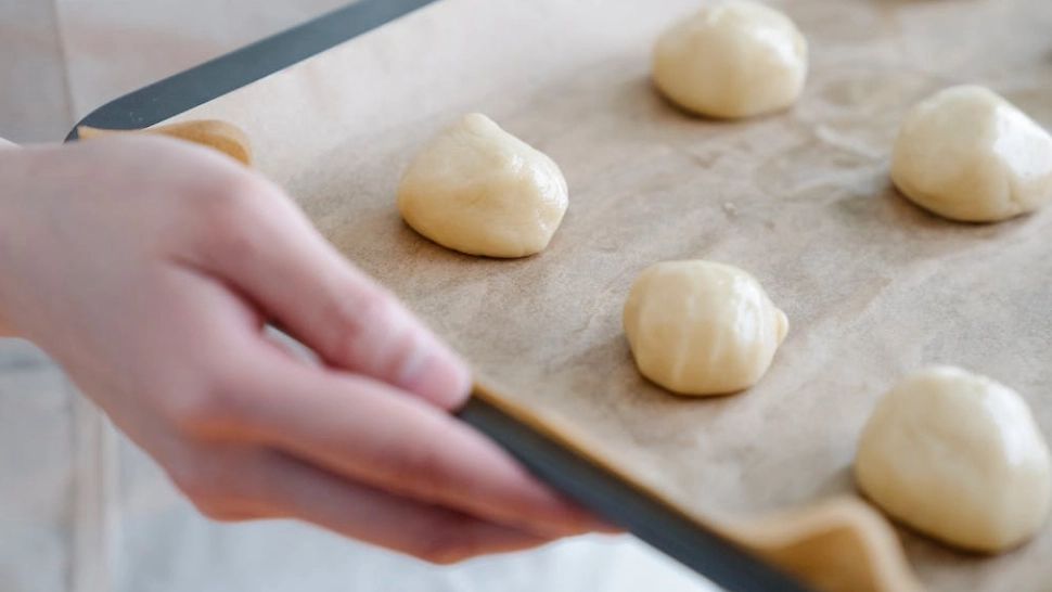 Ingredientul care face din foaia de copt un ajutor de neprețuit în baie. Puțini s-ar fi gândit la asta. VIDEO