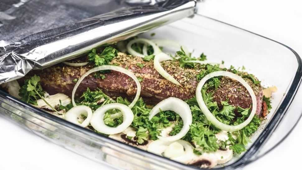 Este greșit sau nu să acoperi farfuria care conține mâncare cu folie de aluminiu? Ce spun specialiștii