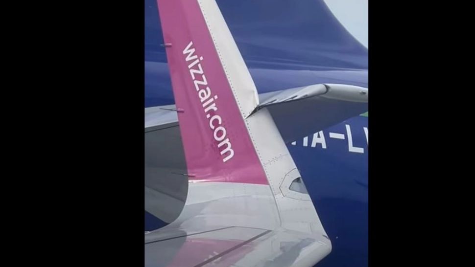 Incident pe Aeroportul din Suceava. Două avioane s-au ciocnit pe platforma de îmbarcare. Răspunsul companiei Wizz Air (VIDEO)