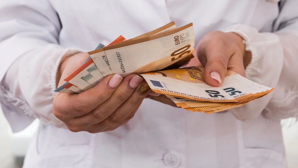 Dosarul de mită de la ASSMB. Directorul șpăgar Cristian Plută a fost trimis în judecată