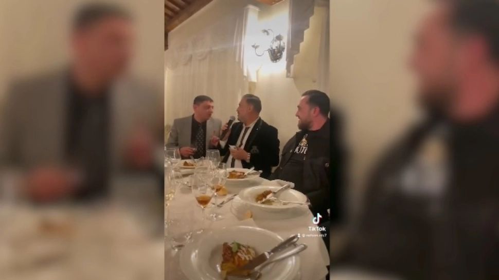 Interlop ajutat de polițiști să scape de dosar - sfidare pentru autoritățile române: condamnat în țară, petrece cu maneliști în Italia 