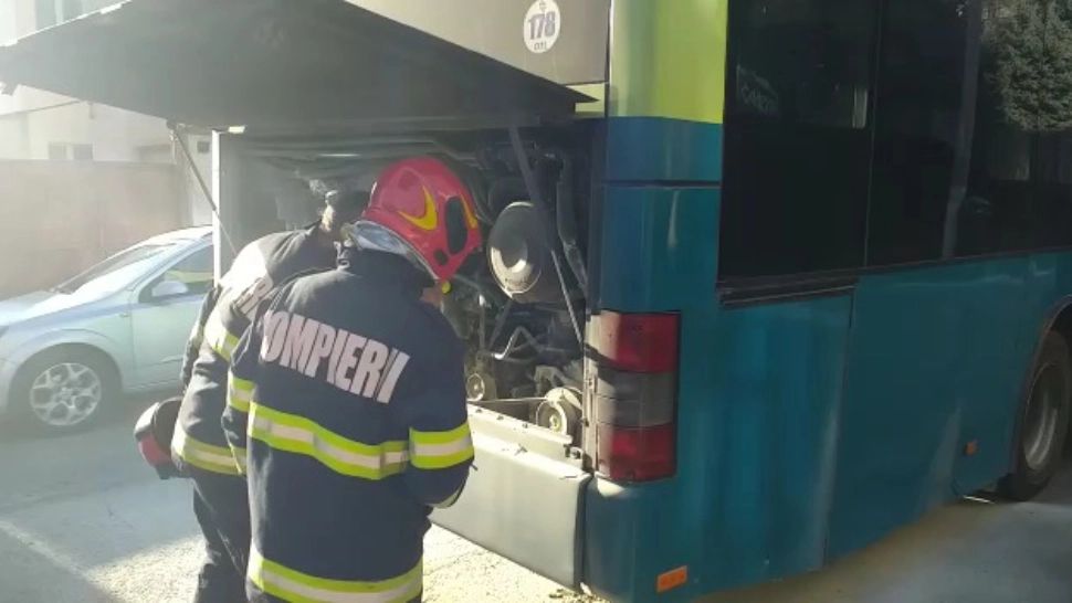 Panică la Oradea. Un autobuz cu zeci de pasageri a luat foc în mers - VIDEO