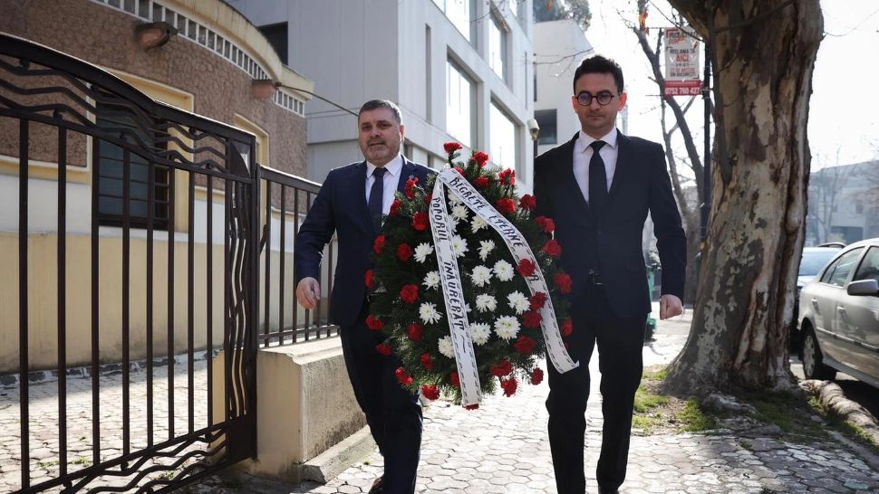 Coroană comemorativă pentru Institutul Cultural Român, după spectacolul hilar oferit de Catinca Nistor