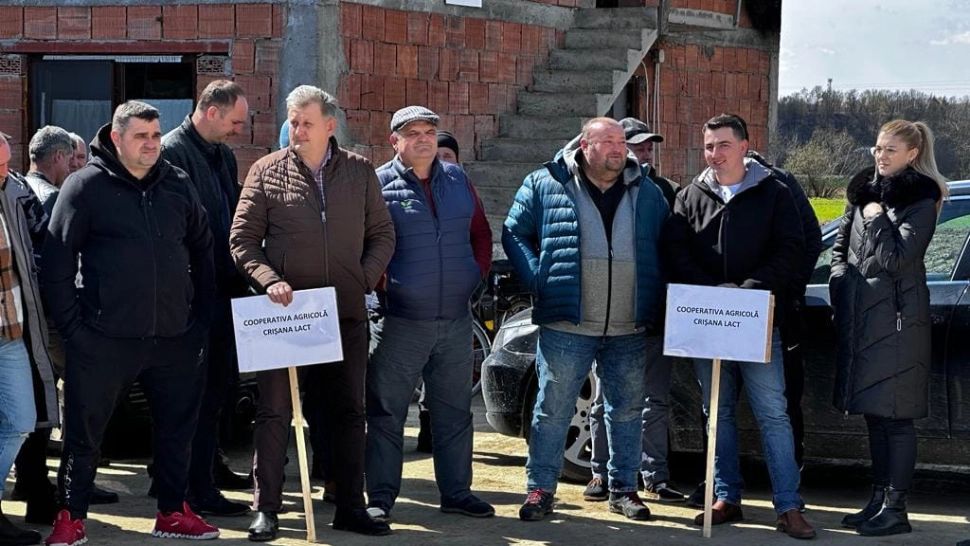 Crescătorii de vaci au ajuns în pragul falimentului și preferă să arunce laptele decât să-l vândă pe nimic