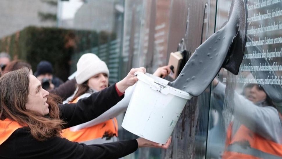Activişti pentru schimbările climatice au vandalizat un monument german pe care sunt înscrise articolele din Constituţie