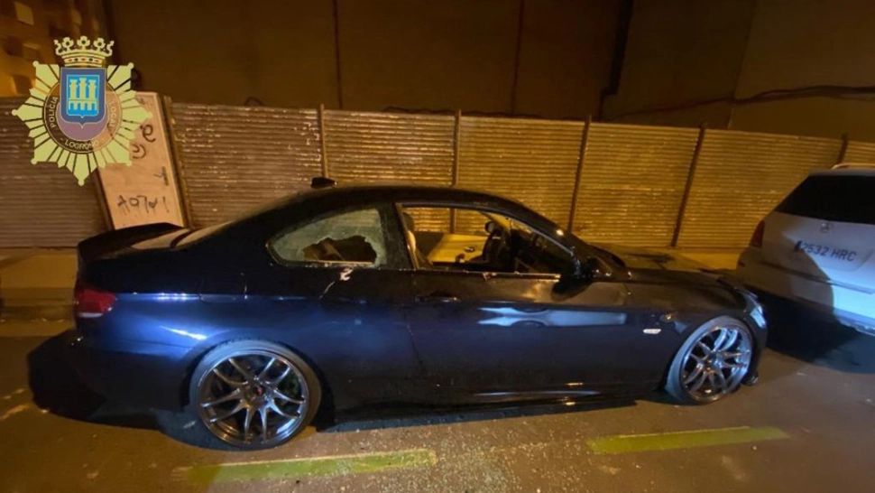 Tata responsabil. Ca să-și împiedice fiul beat să se urce la volan, i-a distrus mașina cu târnăcopul - FOTO