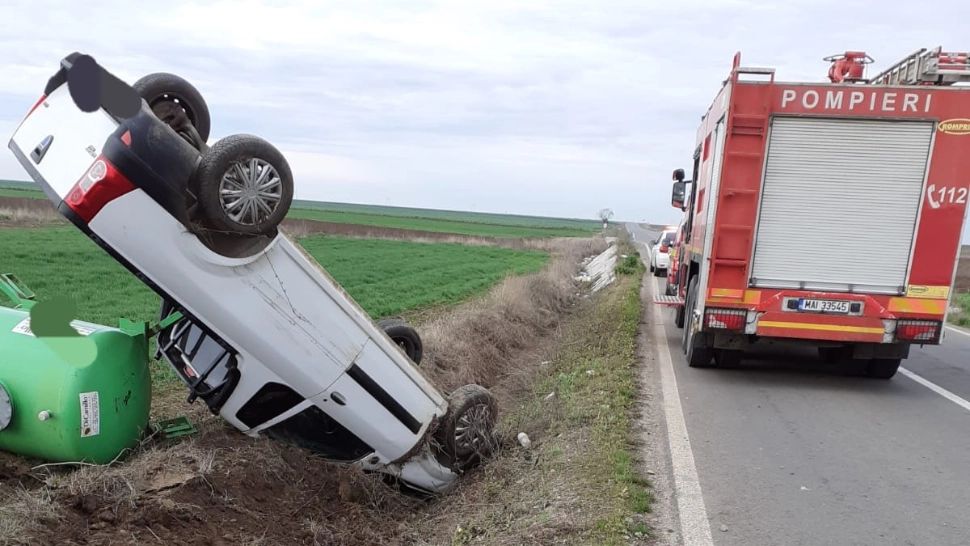 Răsturnare spectaculoasă în Teleorman: Autoturismul a ajuns cu roțile în sus, șoferul a scăpat cu câteva zgârieturi