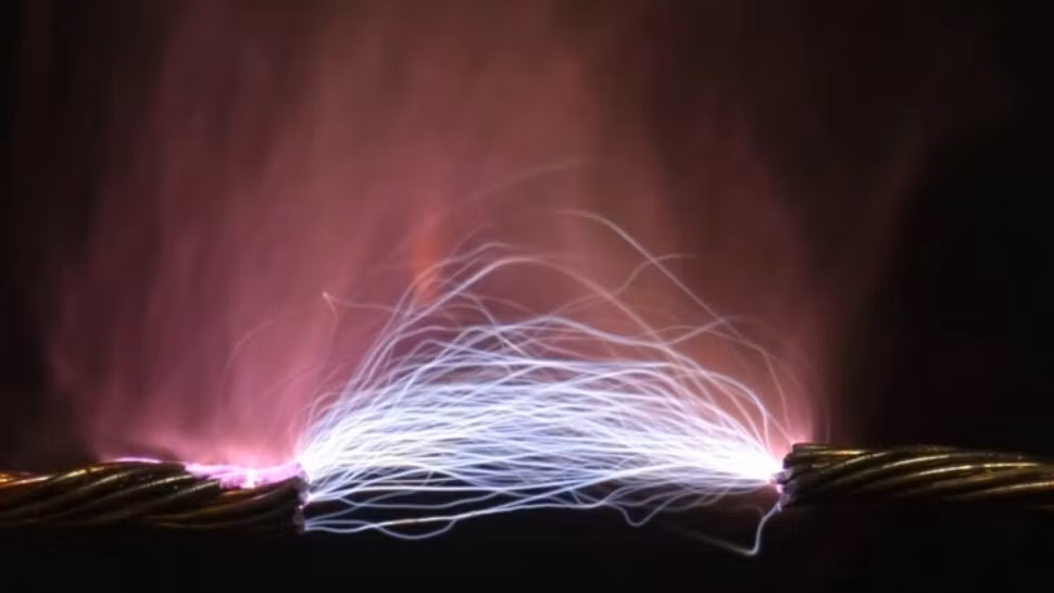 GRAV accident de muncă la o mină a Complexului Energetic Oltenia. Un arc electric l-a lăsat pe un electrician cu arsuri grave pe brațe și piept 