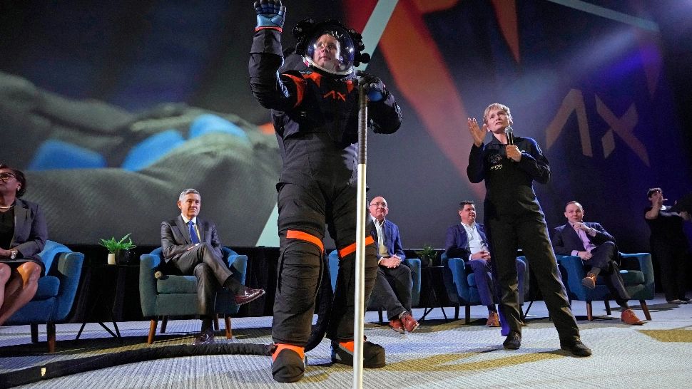 Cum arată cel mai nou costum de astronaut de la NASA, cu care poți sta pe Lună (VIDEO)