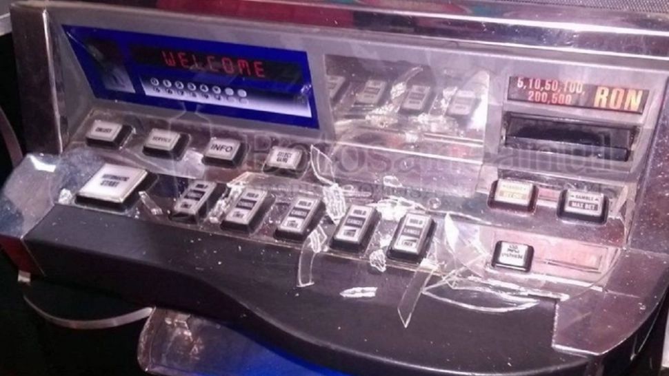 A distrus un aparat de păcănele, de supărare că a pierdut banii. Polițiștii au trebuit să-l ia pe sus