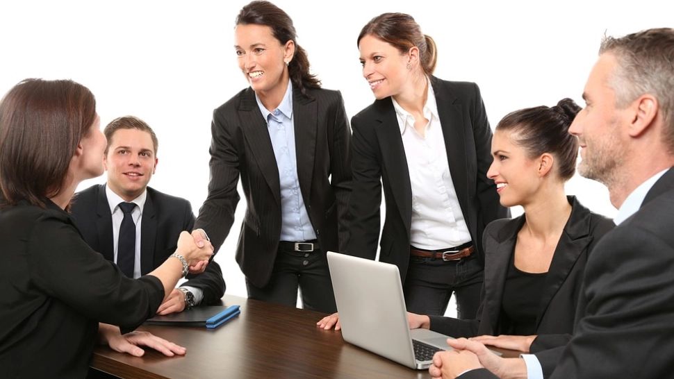 Britanicii se gândesc să introducă săptămâna de lucru de 4 zile. La noi, e doar un vis frumos: doar 4 din 10 companii ar accepta această formulă 