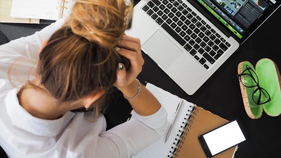 O româncă în vârstă de 70 de ani, suspectă de fraudă în Italia. Se prefăcea că este operator Amazon și cerea bani pentru o afacere