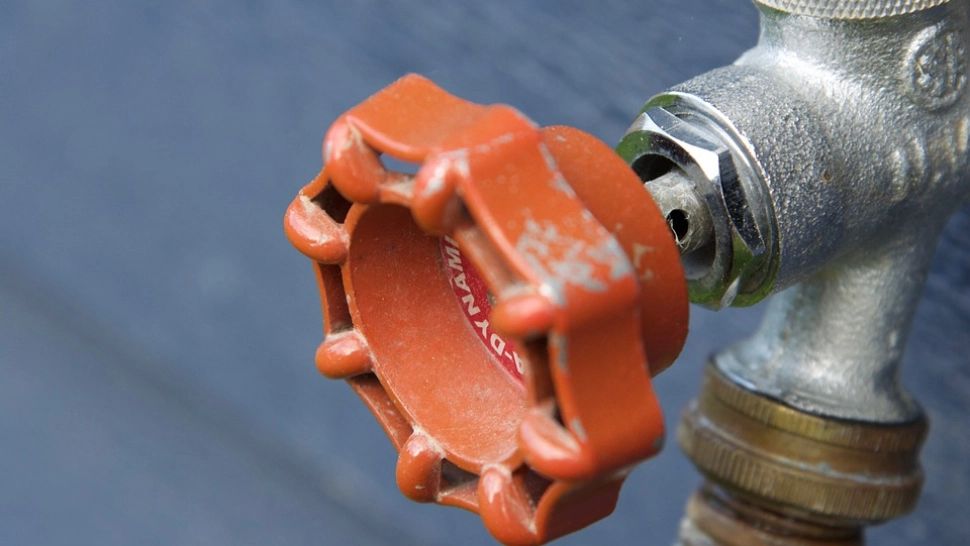 O asociaţie de locatari din Piteşti a fost prinsă furând apă  printr-un branşament ilegal. Prejudiciul, impresionant