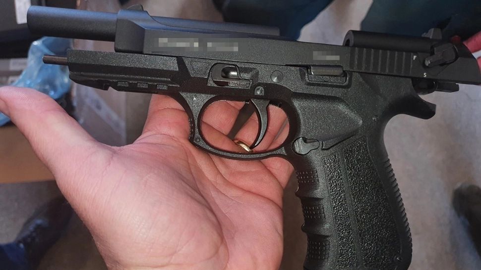 Un adevărat arsenal, la graniță. Aproape 1.200 de pistoale descoperite la vama Negru Vodă (FOTO)