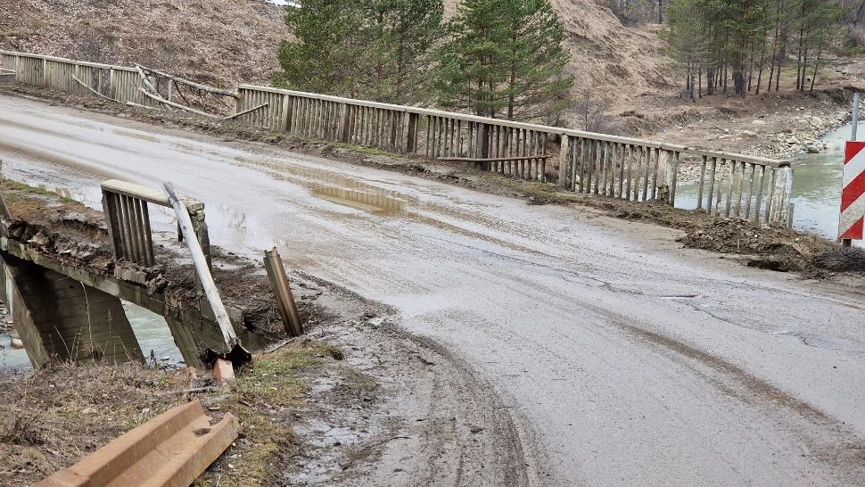 Pod din Vrancea care stă să se prăbușească, „reparat” cu prăjina (FOTO)