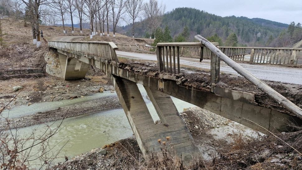 Podul de la Jitia stă să cadă la nici 3 ani de la recondiționare 