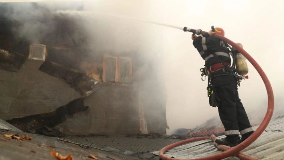 Incendiu puternic aproape de București - Intervenție în forță a pompierilor pentru a opri extinderea flăcărilor