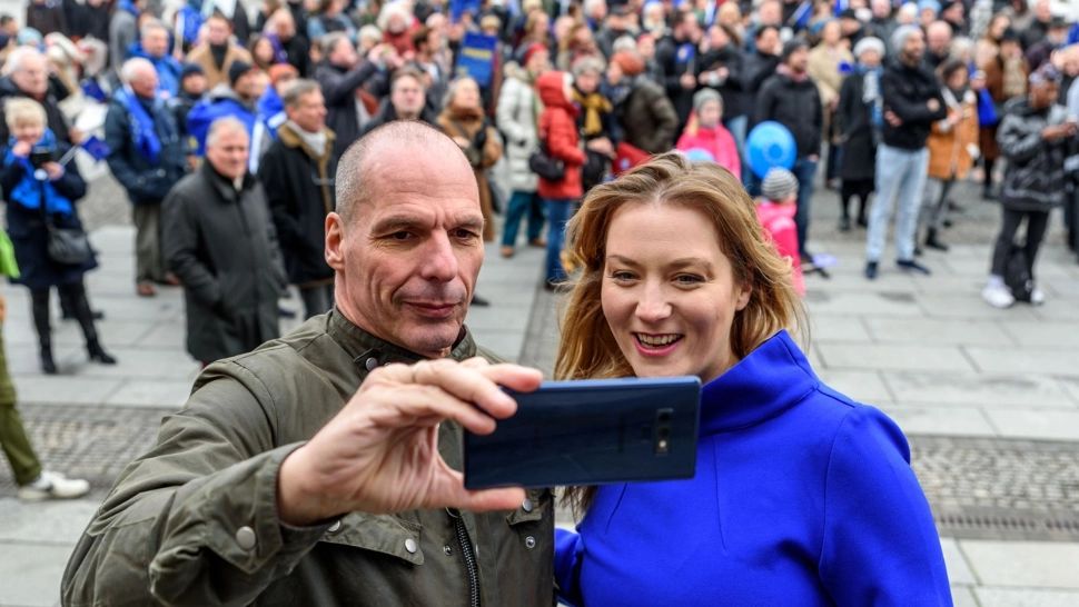 Fost ministru de Finanțe, dus la spital, după ce a fost atacat violent de indivizi cu cagule