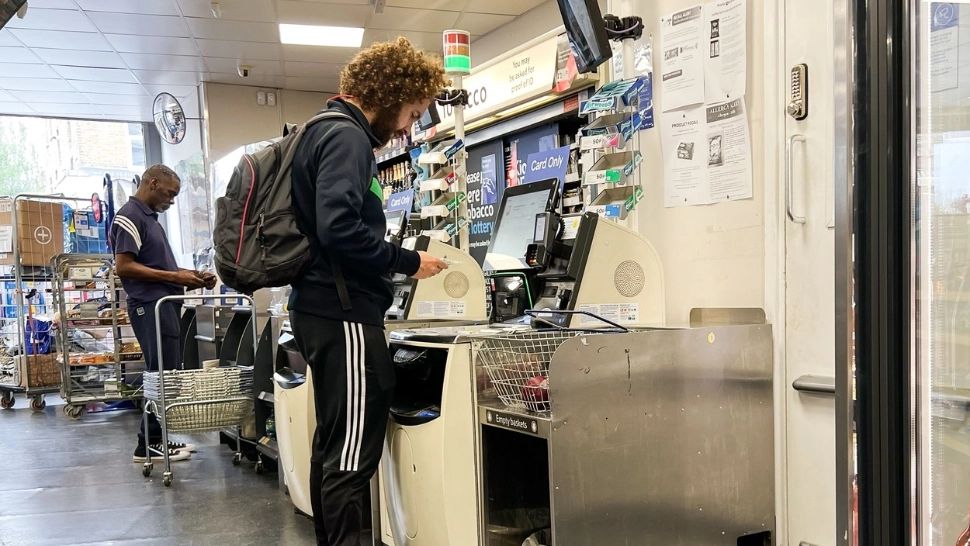 De ce renunțarea la casieri va spori problemele din hypermarketuri. Lecția după introducerea roboților în SUA: Furturile au crescut