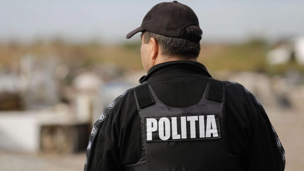 Polițiștii l-au pierdut pe brăileanul care i-a bătut cu propriile bastoane. Omul s-a furișat în timp ce era plimbat între secțiile de spital