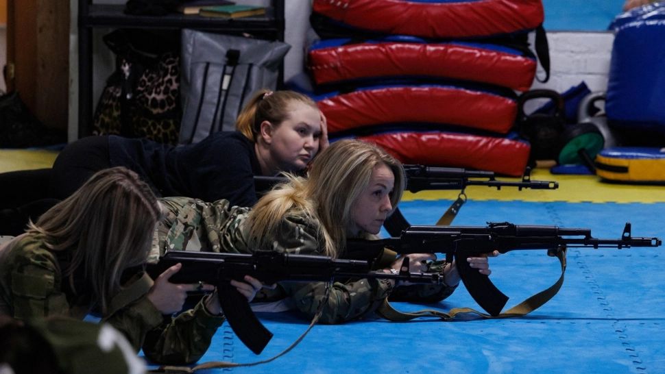  „Garda femeilor din Urali” se pregătește să apere Rusia cu Kalașnikovul în mână! Susținătoarele operațiunii lui Putin nu renunță la unghii cu gel și extensii de gene - FOTO