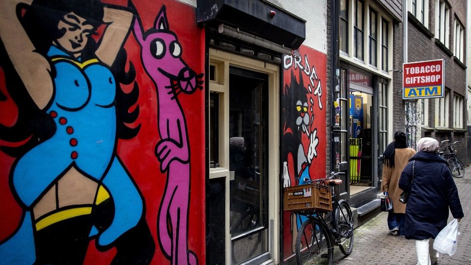 Localnicii din Amsterdam s-au săturat de turiștii britanici. Campania inedită prin care vor să scape de ei