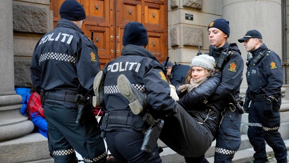 Greta Thunberg, reținută de poliție în timpul unei demonstrații la Oslo. Imaginile, virale în mediul online - VIDEO 