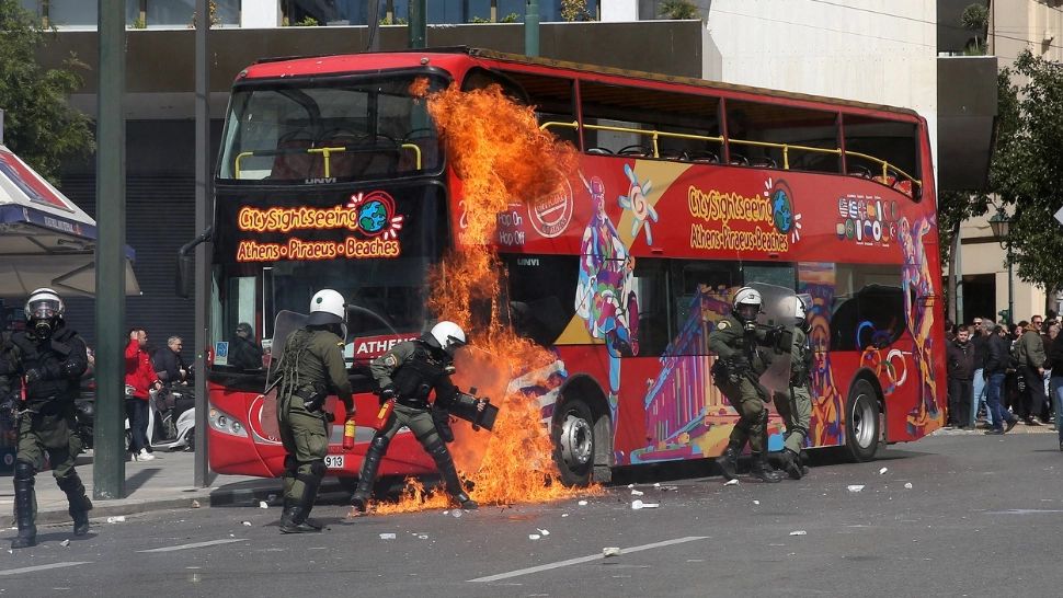 Noi PROTESTE la Atena, după catastrofa feroviară soldată cu 57 de morți și peste 100 de răniți. CIOCNIRI VIOLENTE cu forțele de ordine - FOTO&VIDEO