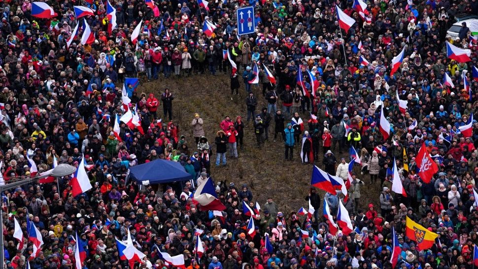 Protestele sărăcie la Praga. Zeci de mii de oameni în strada, propaganda prorusă prezentă printre ei