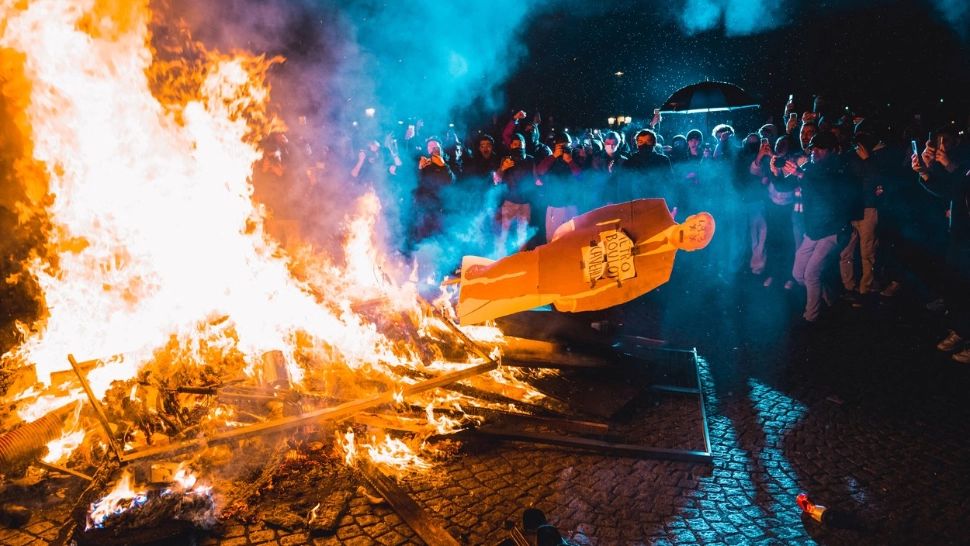 Noi violențe extreme în Franța. Sute de mii de oameni s-au bătut cu forțele de ordine. Centrele comerciale, luate cu asalt de protestatari - FOTO