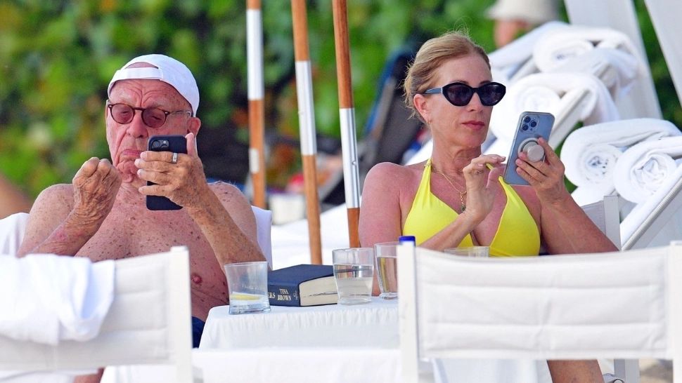 Un mogul media din SUA s-a logodit la 92 de ani. „Asta va fi ultima!”