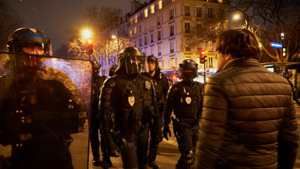 Noi PROTESTE violente în Franța, generate de eșecul moțiunilor de cenzură! Imagini HALUCINANTE pe străzile din Paris - FOTO&VIDEO