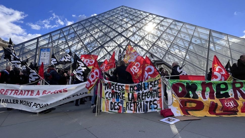 Franța, paralizată în continuare de PROTESTE! Intrarea în cel mai mare muzeu din Paris, BLOCATĂ: oamenii sunt furioși - FOTO&VIDEO