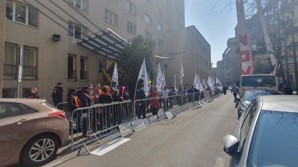 Protest la Ministerul Sportului - Acuzații grave de furturi din bugetul Sportului, inechități, politici anti-sport-național ale ministrului Eduard Novak